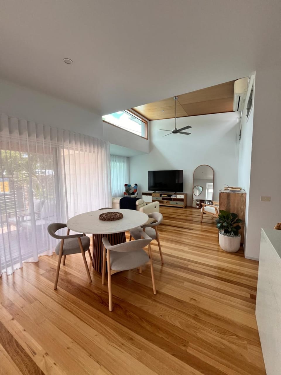 Communal lounge/ TV room, TV and multimedia, Living room, Seating area, Dining area