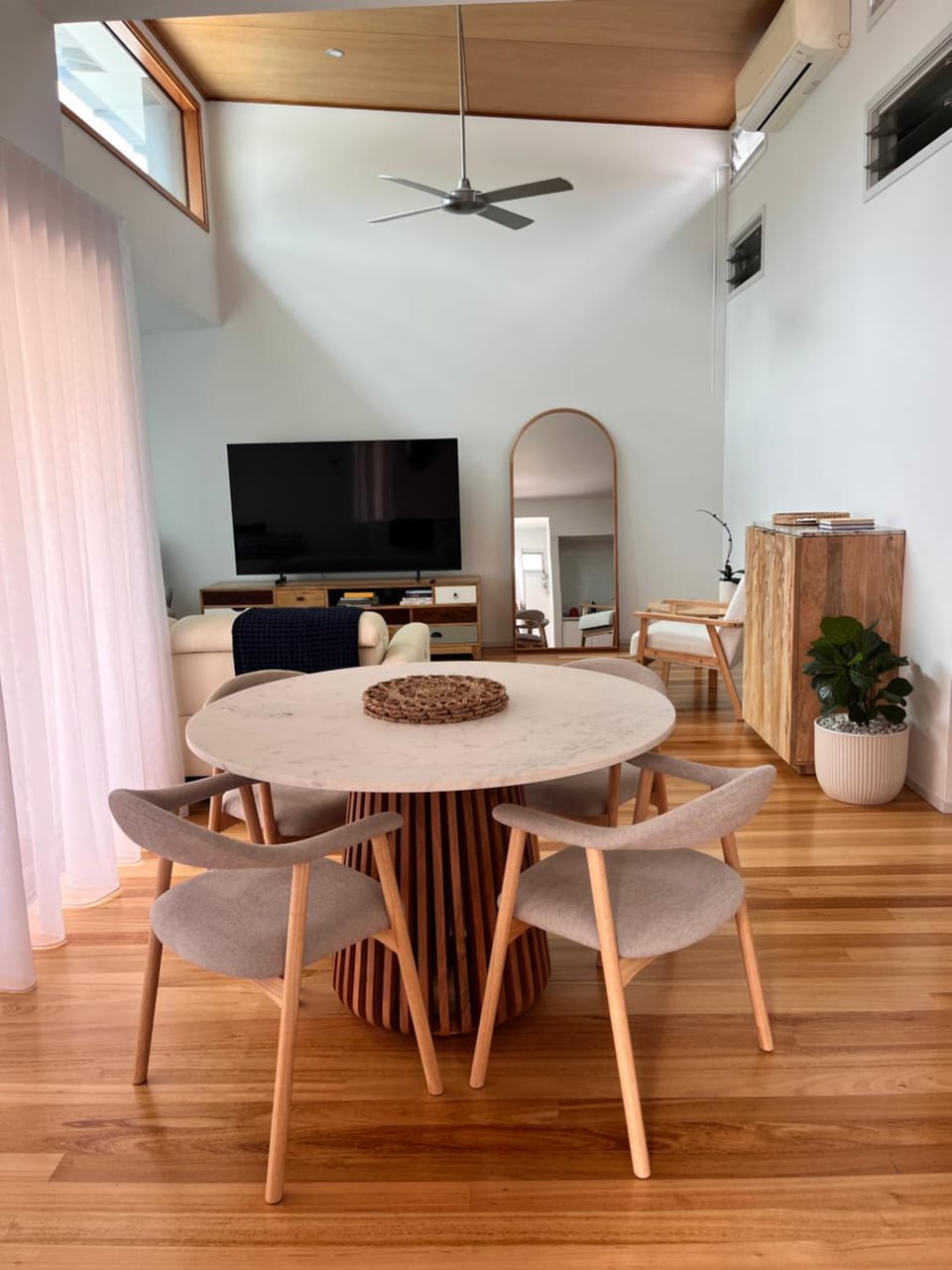 TV and multimedia, Dining area