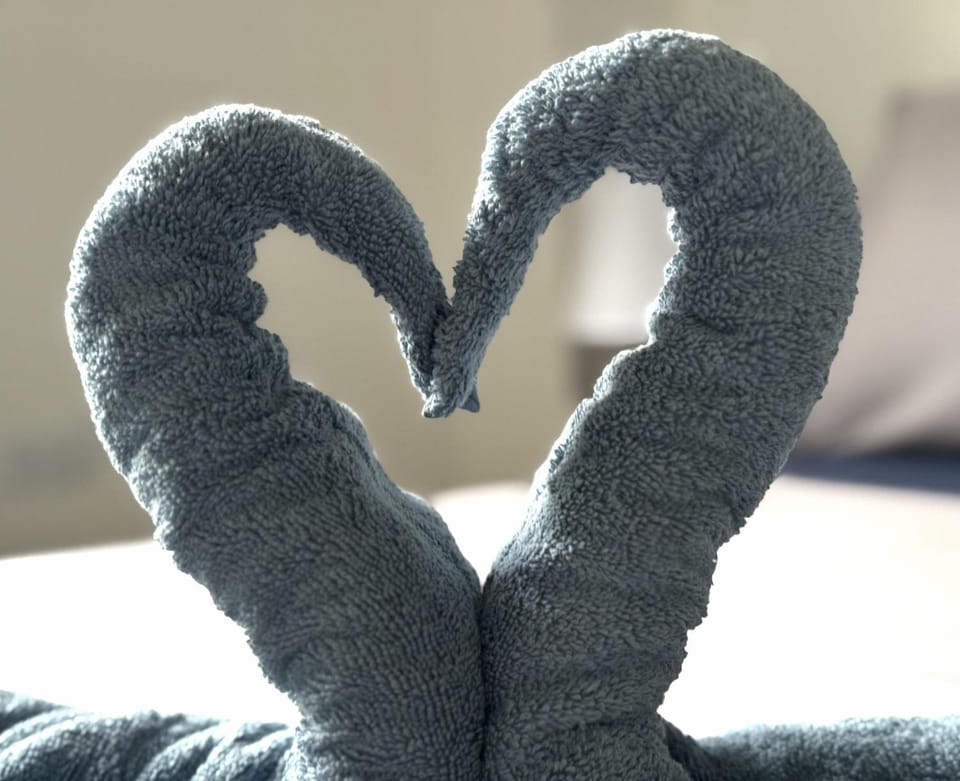 Bed, Bedroom, towels