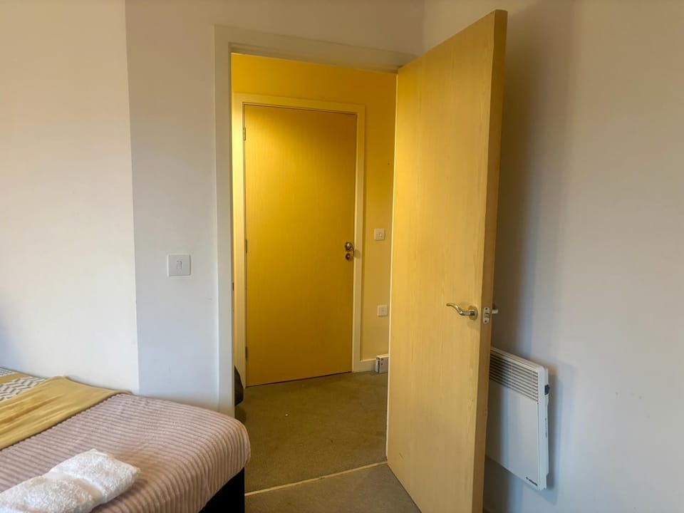 Bed, Photo of the whole room, Bedroom, acessibility