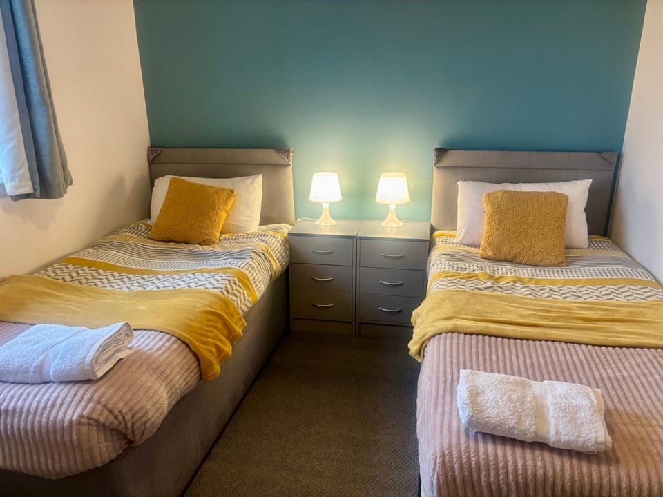Bed, View (from property/room), Photo of the whole room, Decorative detail, Bedroom, towels