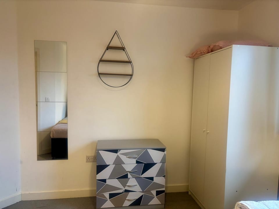 Photo of the whole room, Decorative detail, wardrobe, acessibility