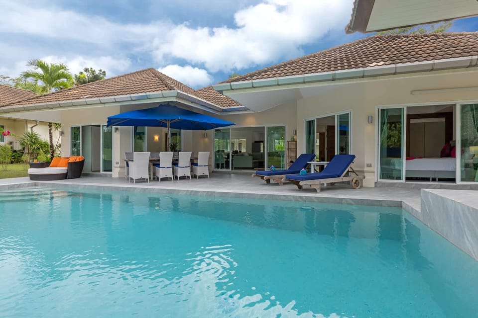 Pool view, Swimming pool, sunbed