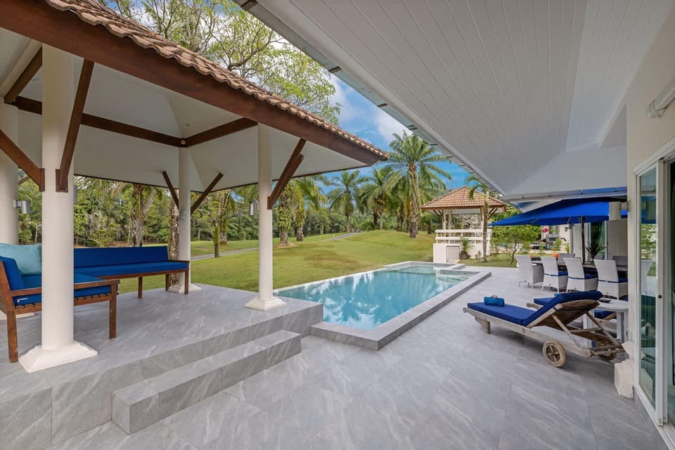 Pool view, Swimming pool, sunbed