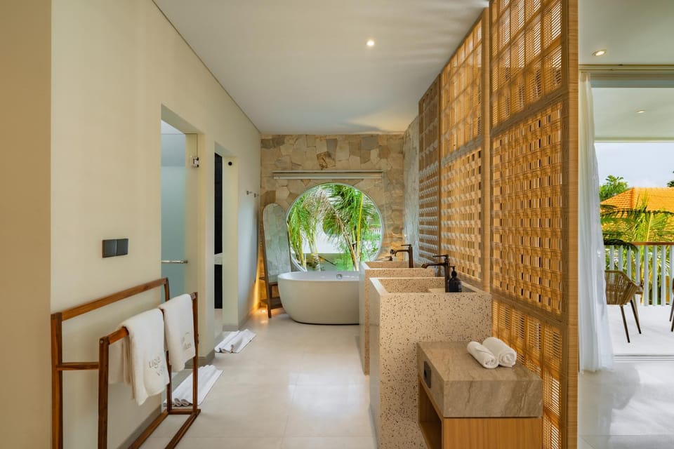 Toilet, Bathroom, Swimming pool, Bath, towels