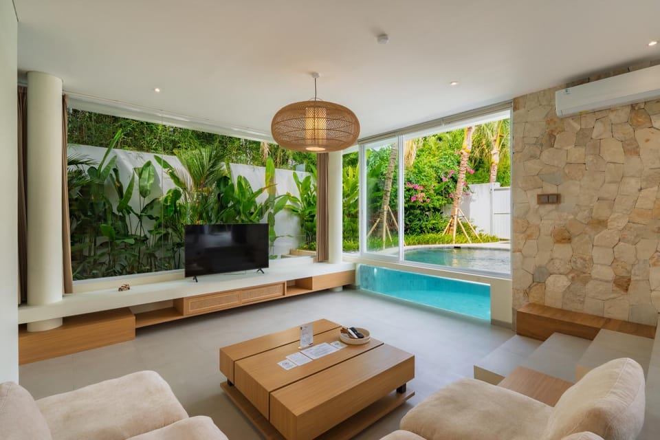 Property building, TV and multimedia, Living room, Seating area, Pool view