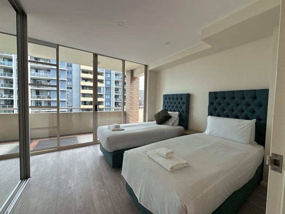 Spacious City View 3BR Loft Apartment , 2 Parking Spots Apartment in Mascot