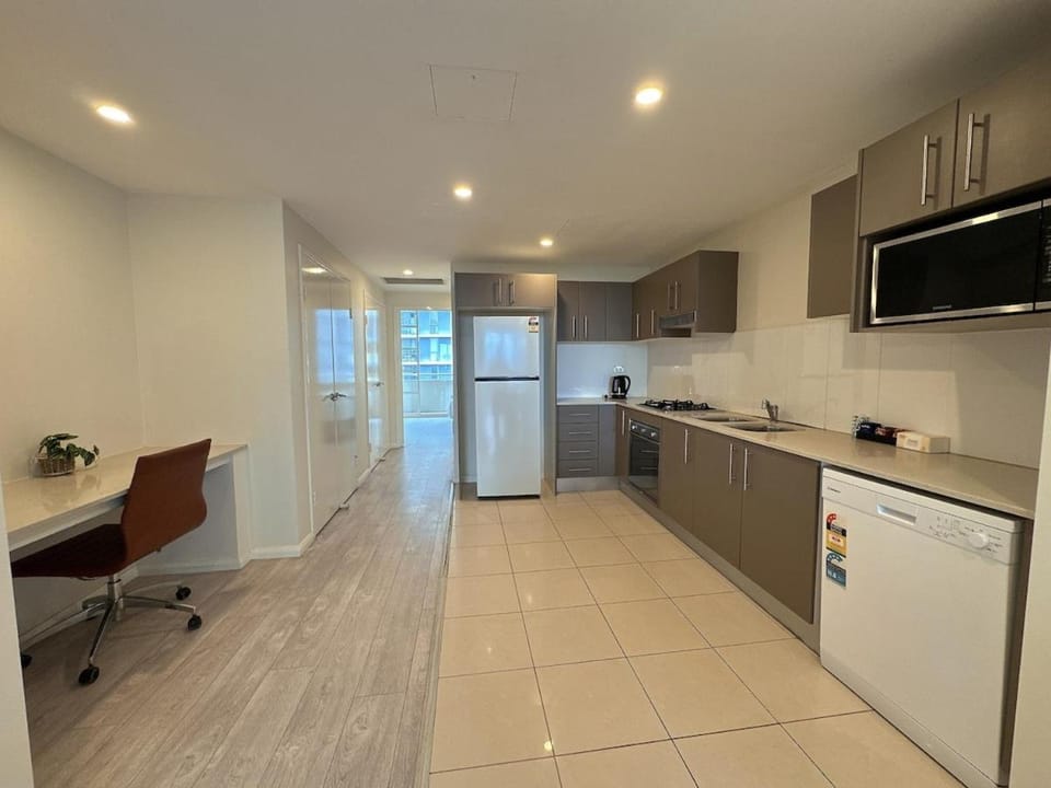 Spacious City View 3BR Loft Apartment , 2 Parking Spots Apartment in Mascot