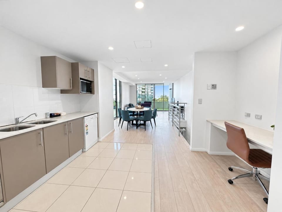 Spacious City View 3BR Loft Apartment , 2 Parking Spots Apartment in Mascot
