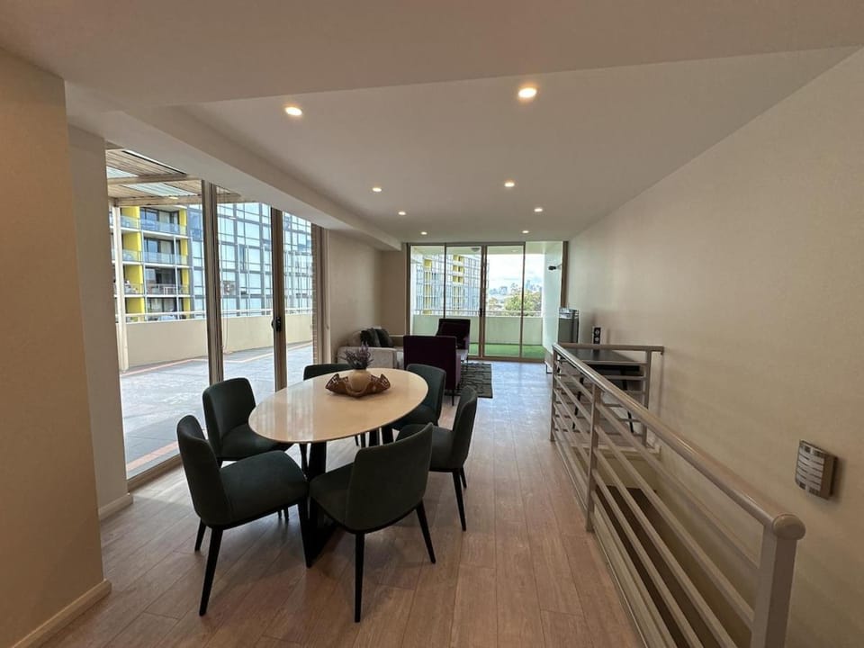 Spacious City View 3BR Loft Apartment , 2 Parking Spots Apartment in Mascot