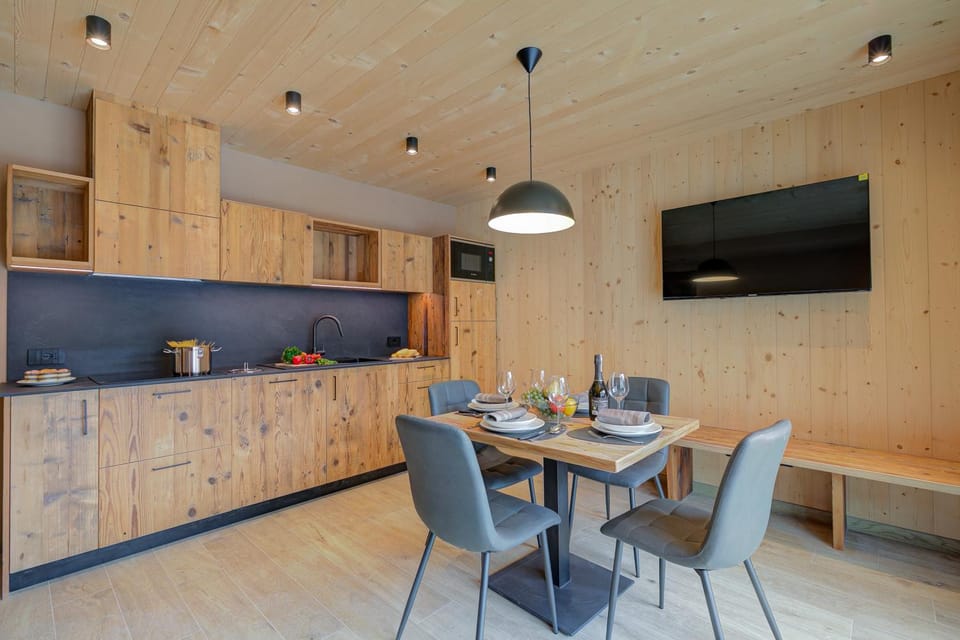Kitchen or kitchenette, Dining area
