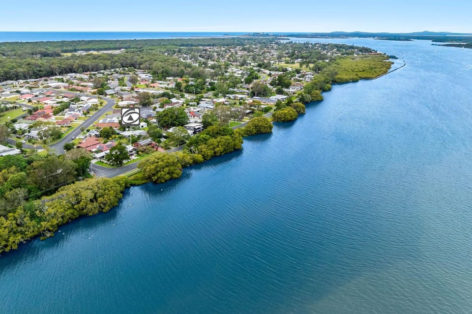 Amarco Spacious Riverfront with Sunset Views House in Iluka