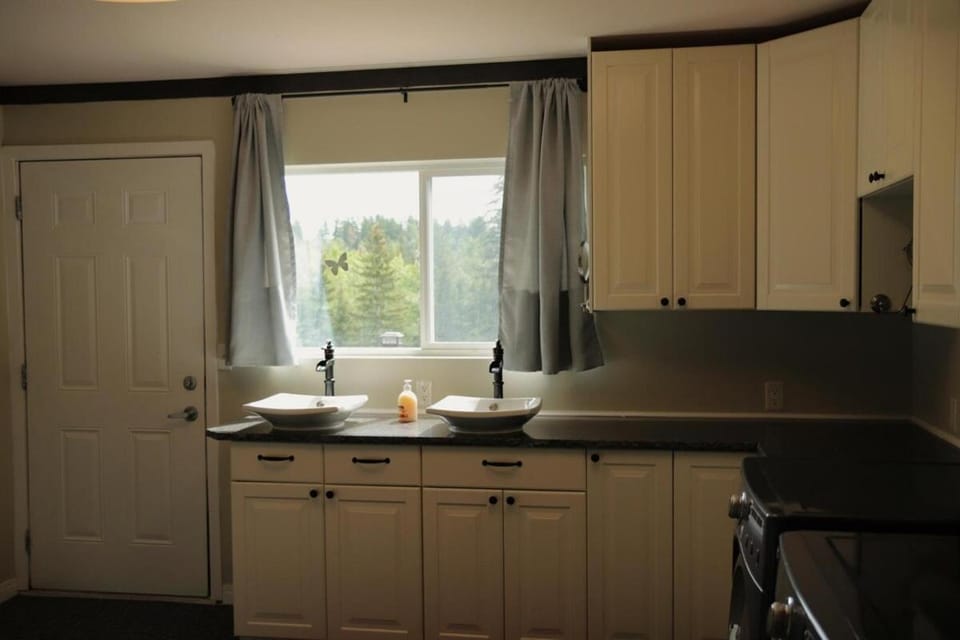Creekside Haven on a Sleddog Farm Apartment in Clearwater County