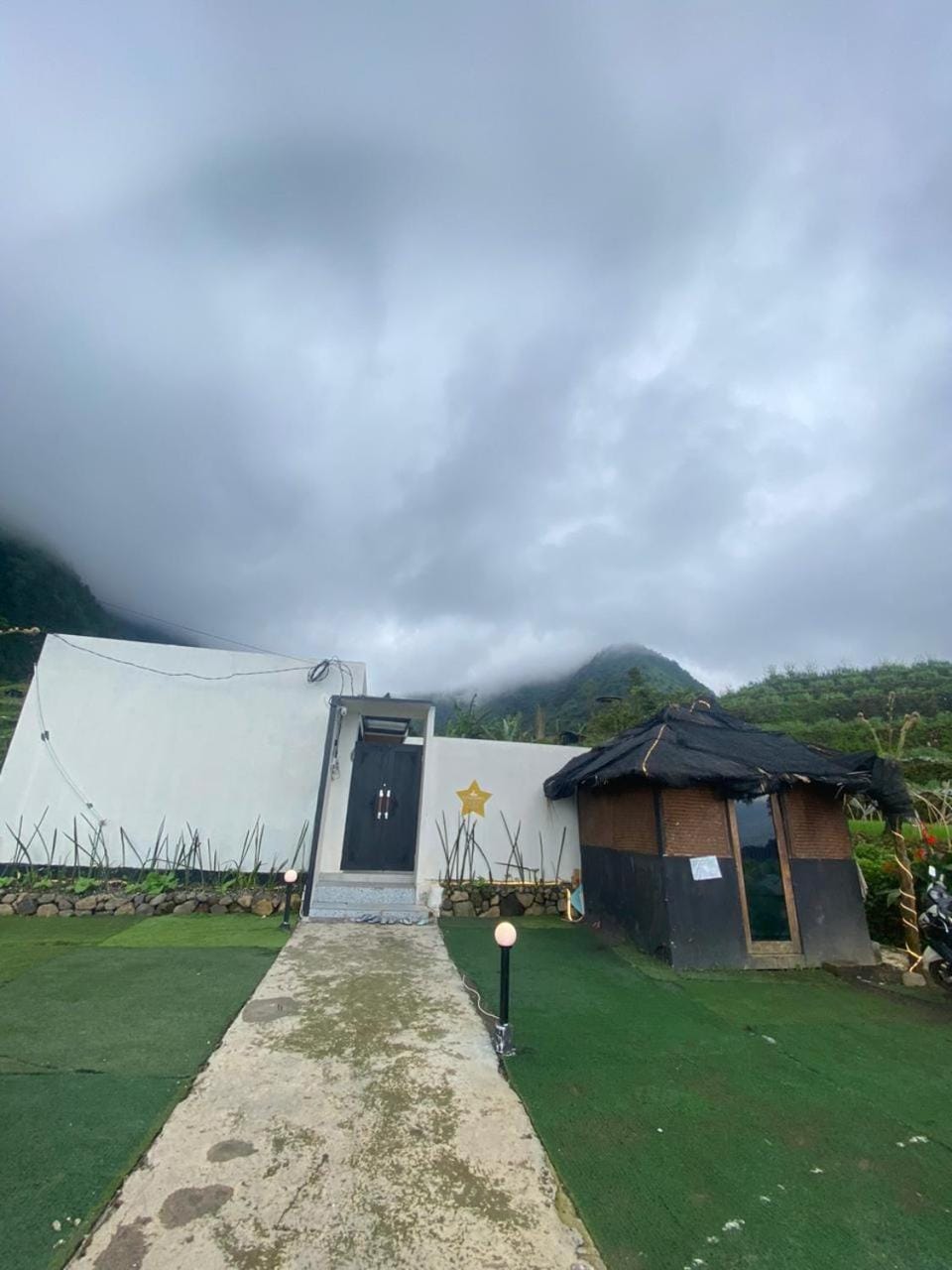 Property building, Nearby landmark, Natural landscape, Mountain view, Inner courtyard view, Parking