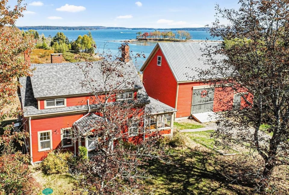 Coastal Red Farmhouse w/Firepit - Holiday Home House in Harrington