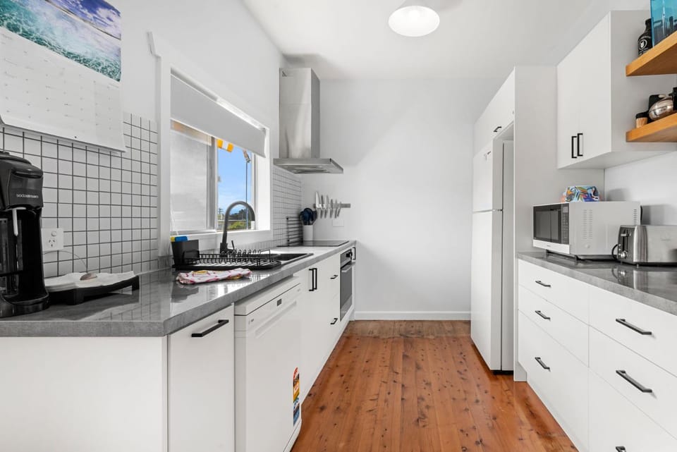 Cunjevoi Beach House - Pet Friendly - 5 Mins to Beach House in Culburra Beach
