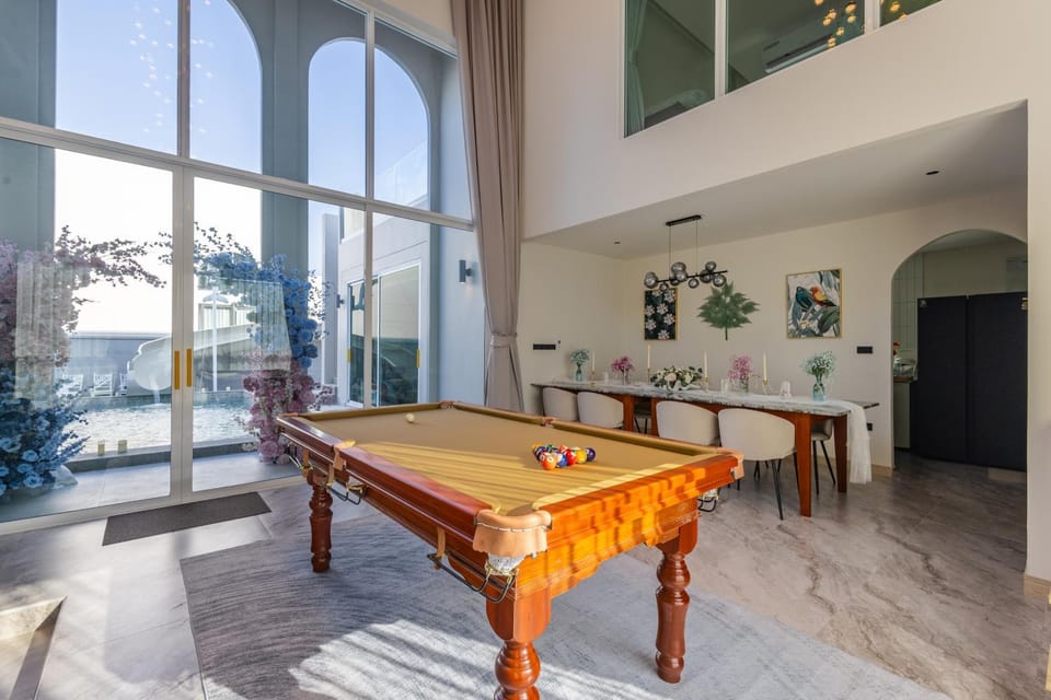 Living room, Seating area, Dining area