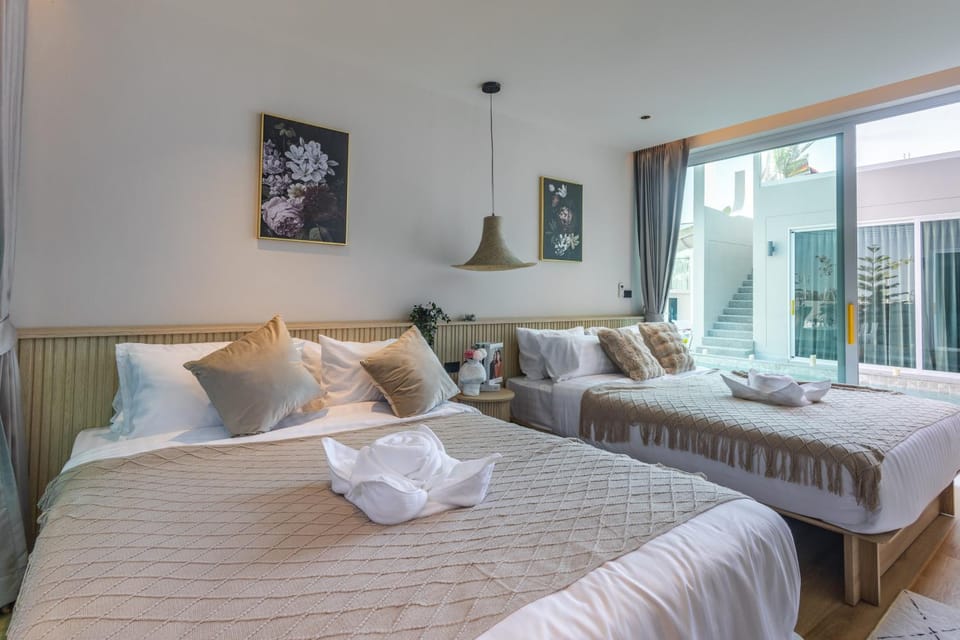 Bed, Photo of the whole room, Bedroom, towels