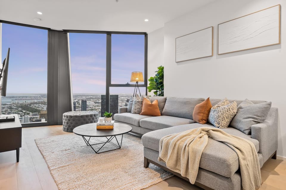 Luxury Sub-Penthouse 3Bed 2Bath 1Carpark Apartment in Southbank