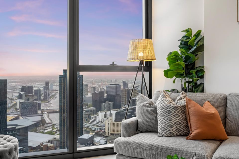 Luxury Sub-Penthouse 3Bed 2Bath 1Carpark Apartment in Southbank