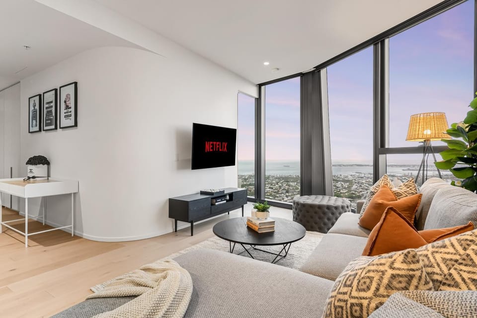 Luxury Sub-Penthouse 3Bed 2Bath 1Carpark Apartment in Southbank