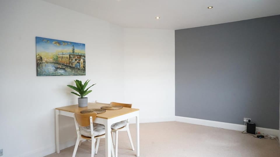 Bright 1BDR Flat near Greenwich Park n Blackheath Apartment in London Borough of Lewisham
