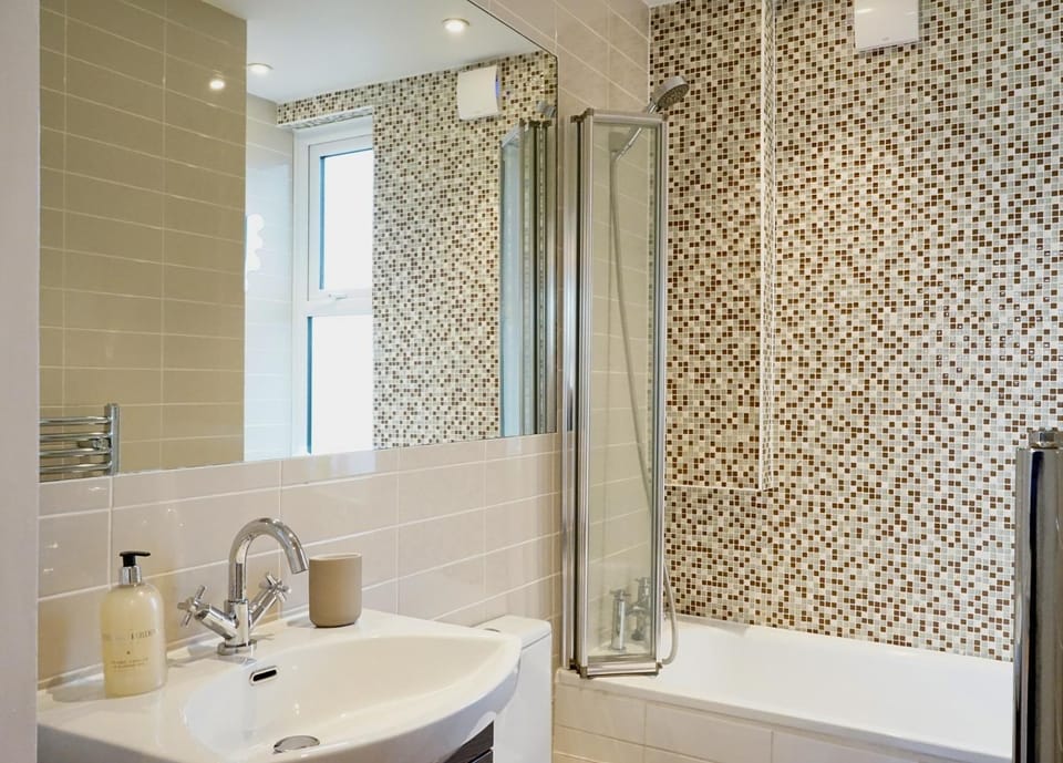 Bright 1BDR Flat near Greenwich Park n Blackheath Apartment in London Borough of Lewisham
