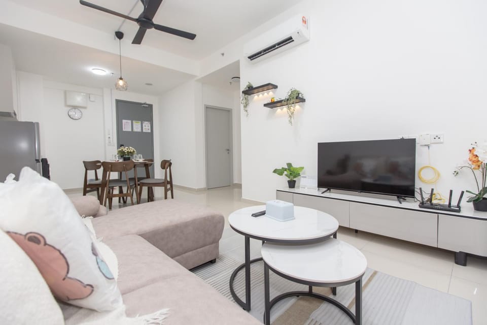 TV and multimedia, Living room, Seating area, Dining area