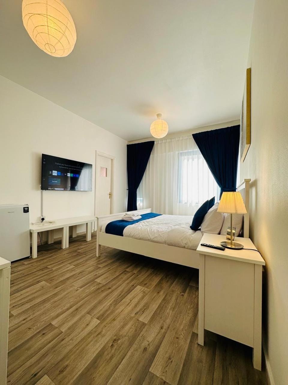 Bed, TV and multimedia, Bedroom