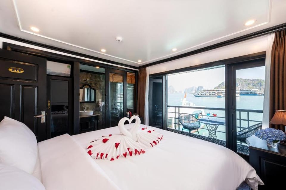 Bed, Photo of the whole room, towels, wardrobe