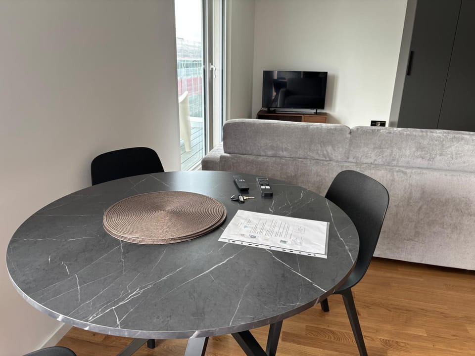 New Apartment on Top Floor, 2 minutes from Lausanne Train station Apartment in Lausanne