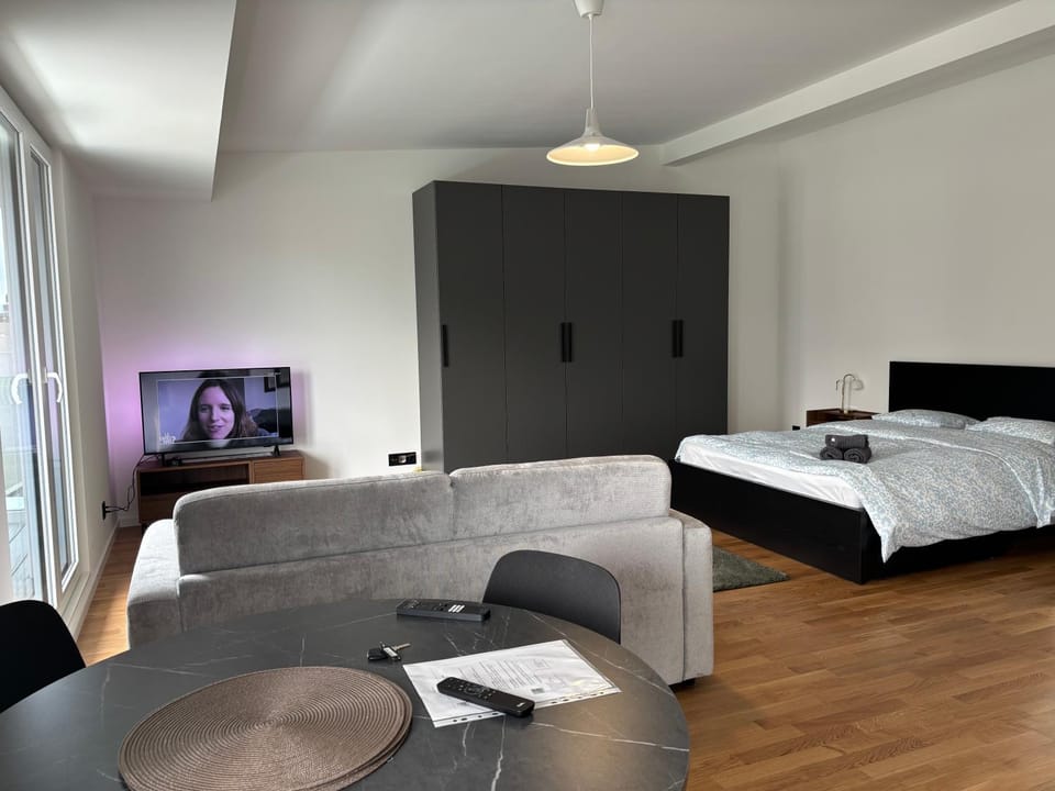 New Apartment on Top Floor, 2 minutes from Lausanne Train station Apartment in Lausanne