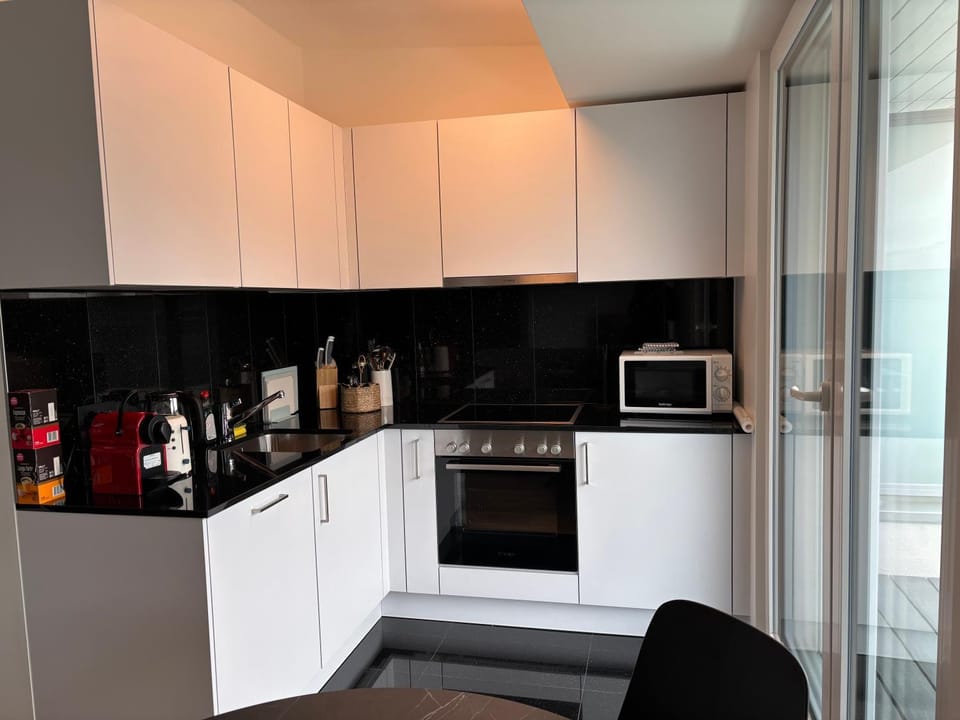 New Apartment on Top Floor, 2 minutes from Lausanne Train station Apartment in Lausanne