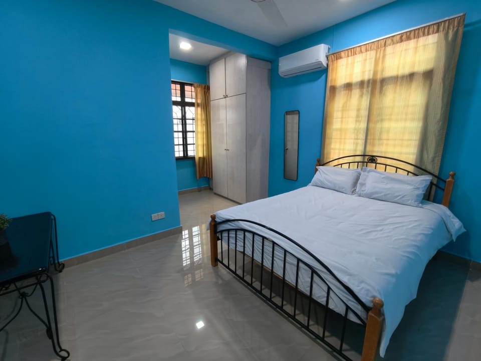Photo of the whole room, Bedroom, wardrobe, air conditioner
