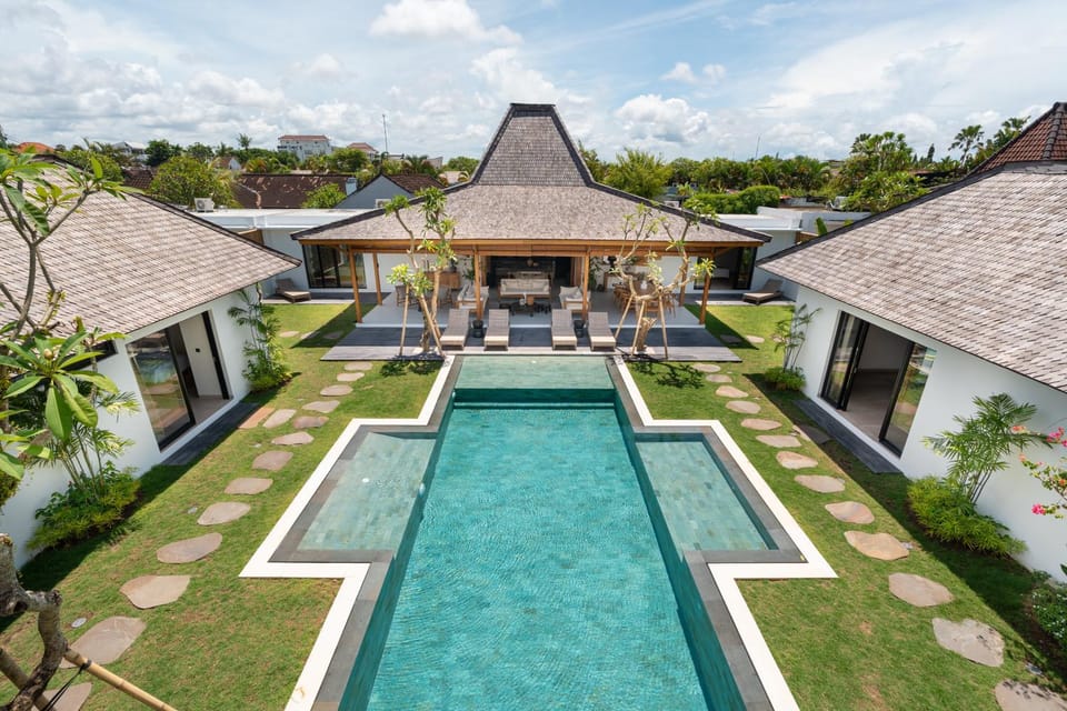 Property building, Garden, Pool view, Swimming pool