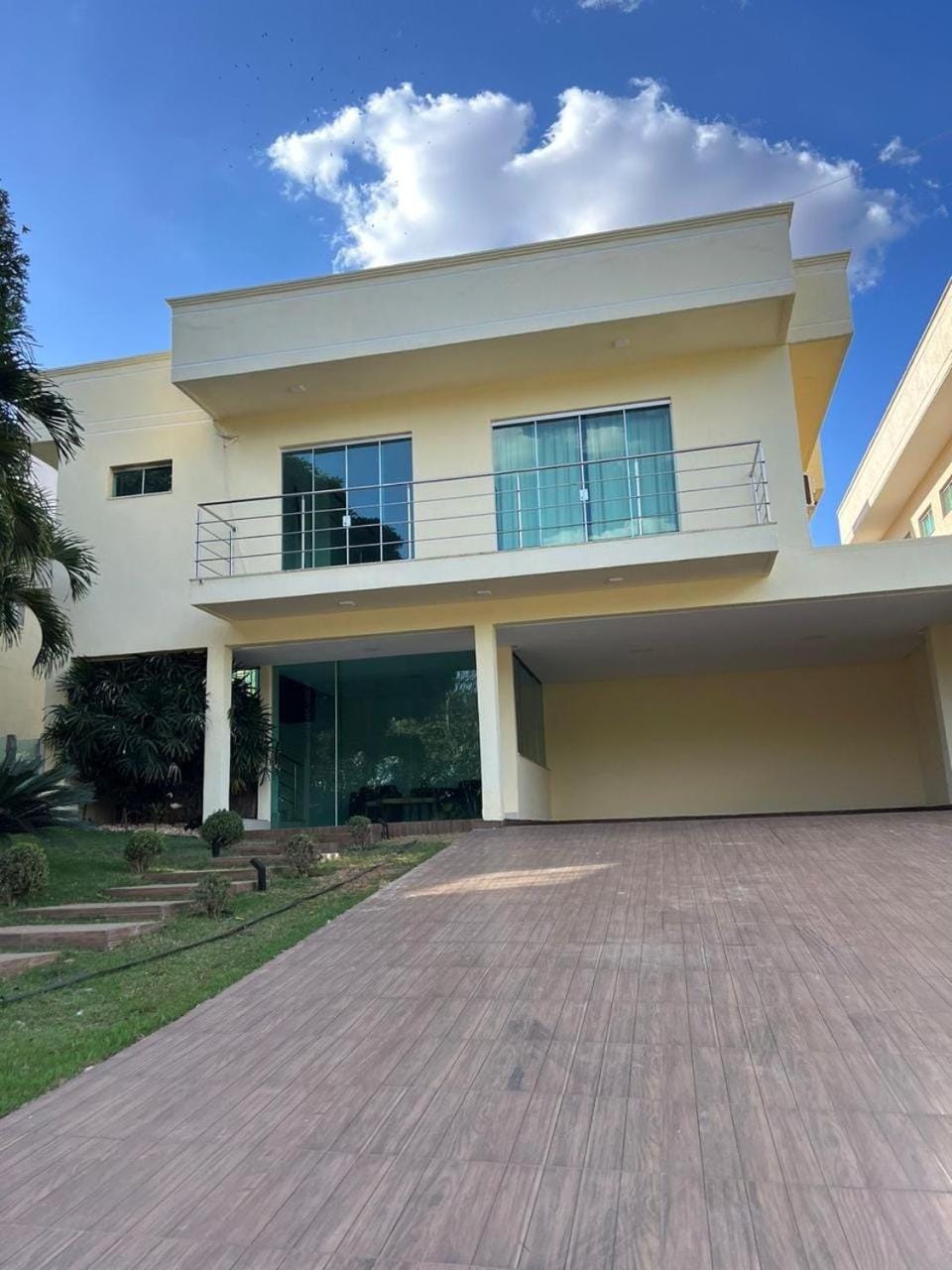 Sobrado em condomínio do lago House in Goiania