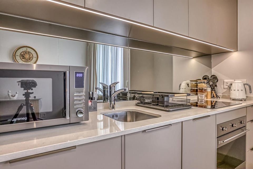 Modern, stylish One Bed in the heart of Rosebank Apartment in Johannesburg