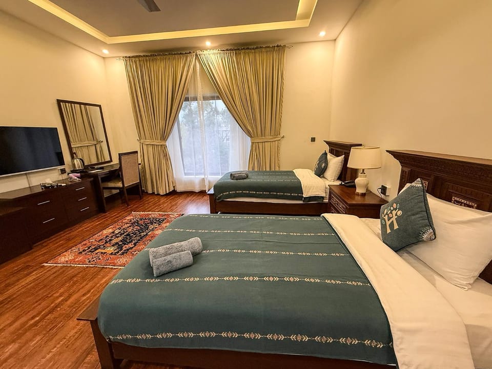 Communal lounge/ TV room, Bed, TV and multimedia, Living room, Photo of the whole room, Seating area, Evening entertainment, Bedroom