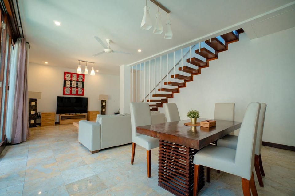 Communal lounge/ TV room, TV and multimedia, Living room, Seating area, Dining area
