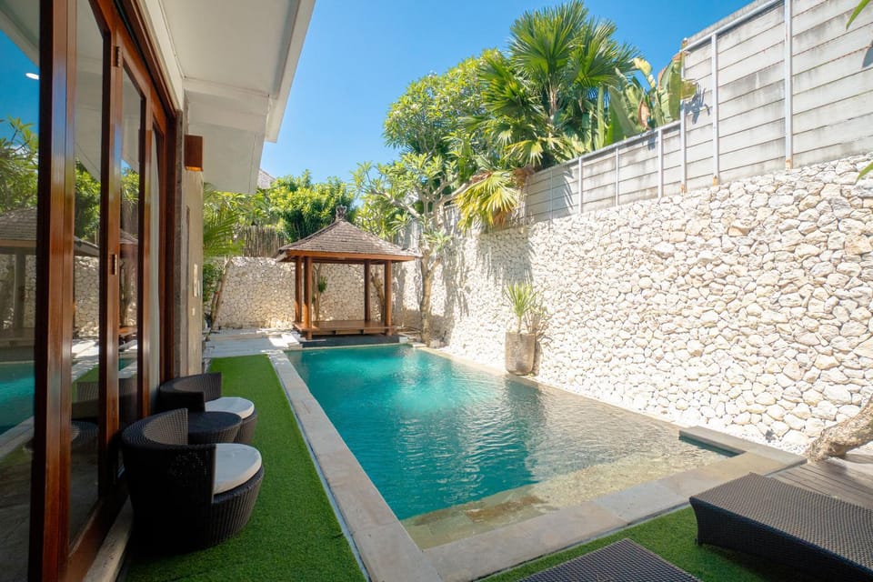 Swimming pool, sunbed