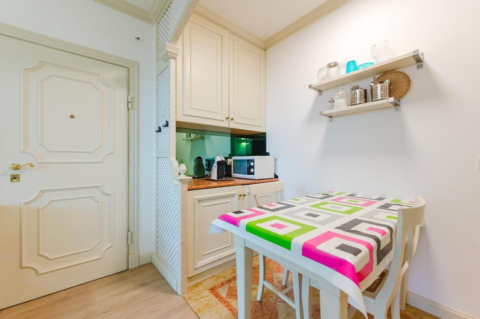 Kitchen or kitchenette, Photo of the whole room, Dining area, Lunch