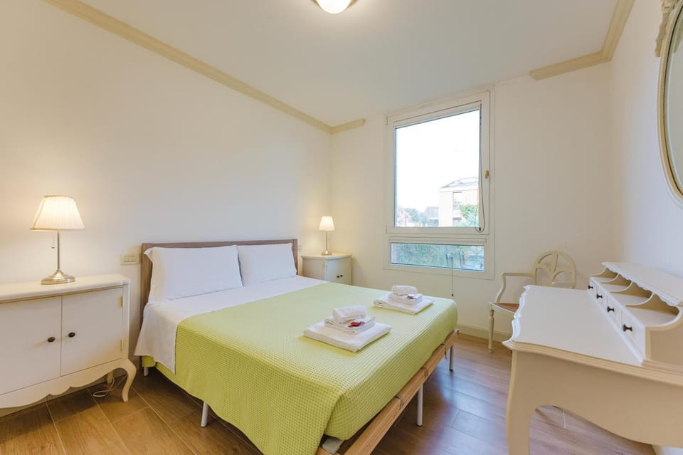 Bed, Photo of the whole room, Bedroom, locker, towels