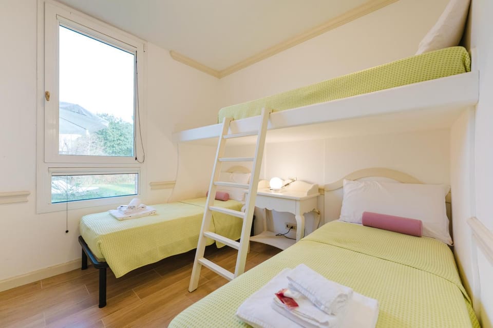 Bed, Photo of the whole room, bunk bed, towels