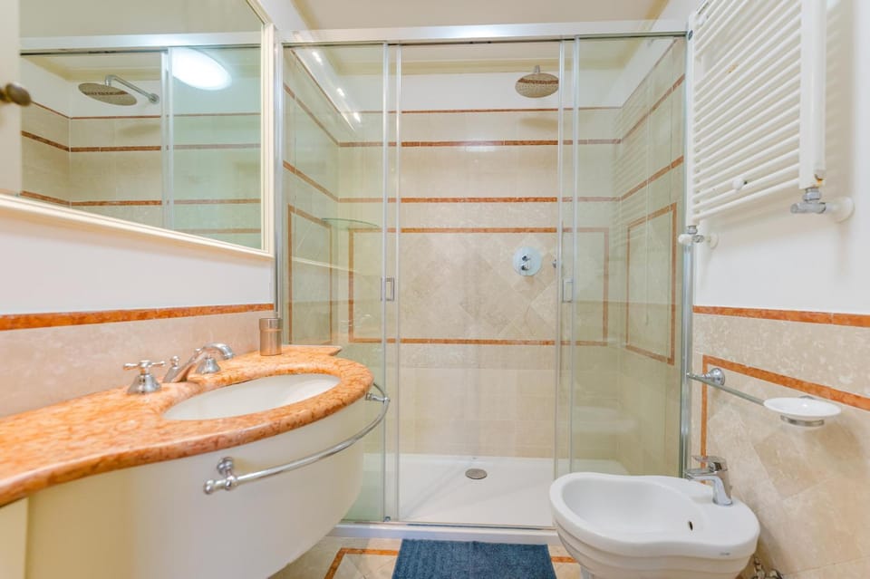 Shower, Toilet, Bathroom, bidet, towels