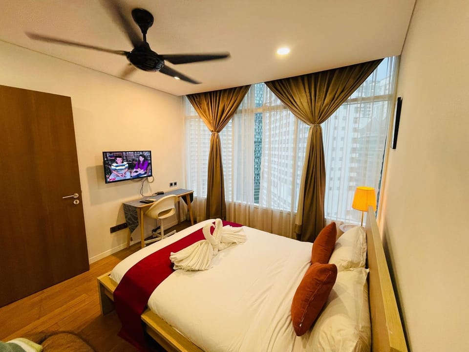 Bed, TV and multimedia, Photo of the whole room, Bedroom, towels