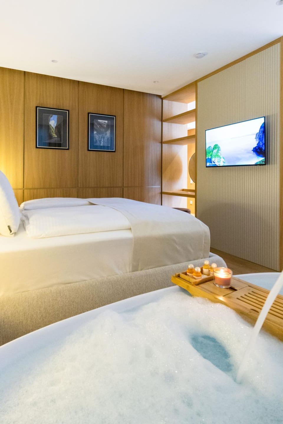 Bed, TV and multimedia, Photo of the whole room, Bedroom, Bath