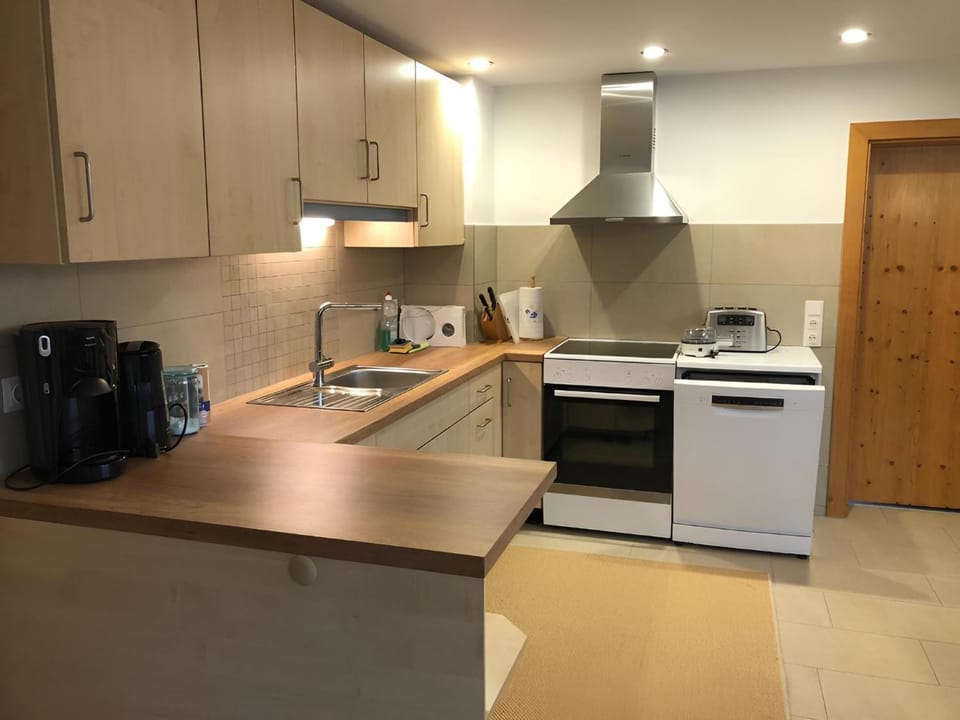 Coffee/tea facilities, Kitchen or kitchenette, oven