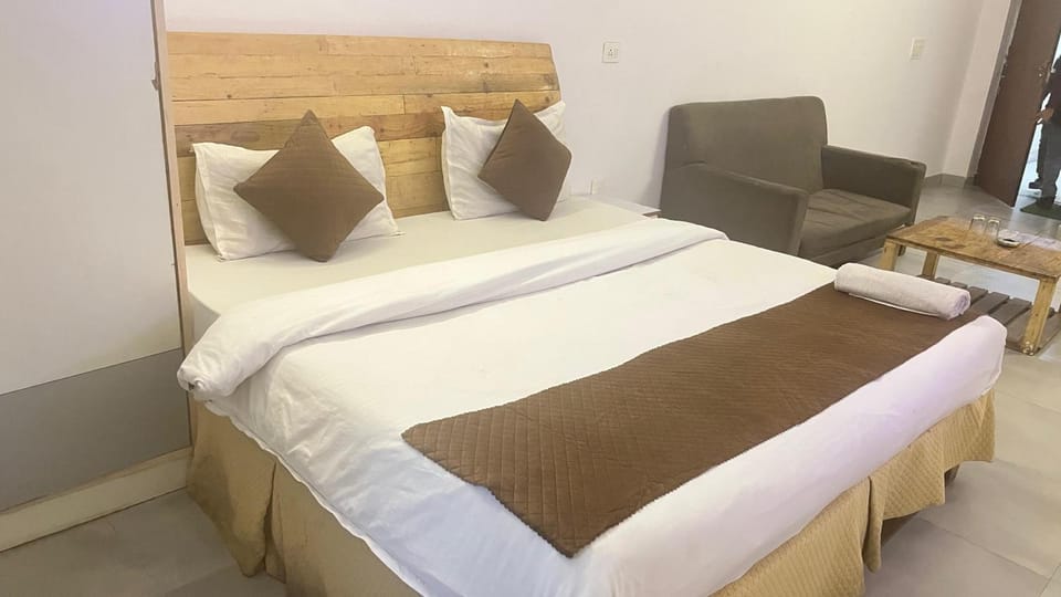 GoBravo Dev Palace & Studio Apartments Near Yashobhoomi Delhi Airport Cyber City Apartment in Gurugram