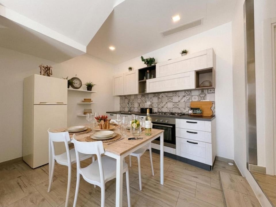 Kitchen or kitchenette, Dining area, dishwasher
