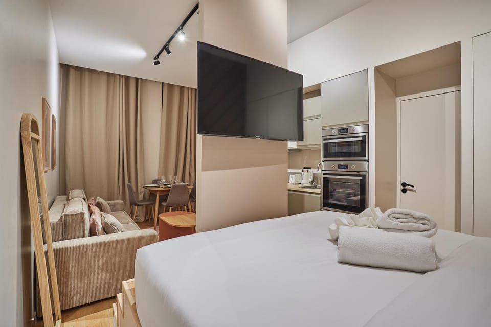 Bed, TV and multimedia, Bedroom